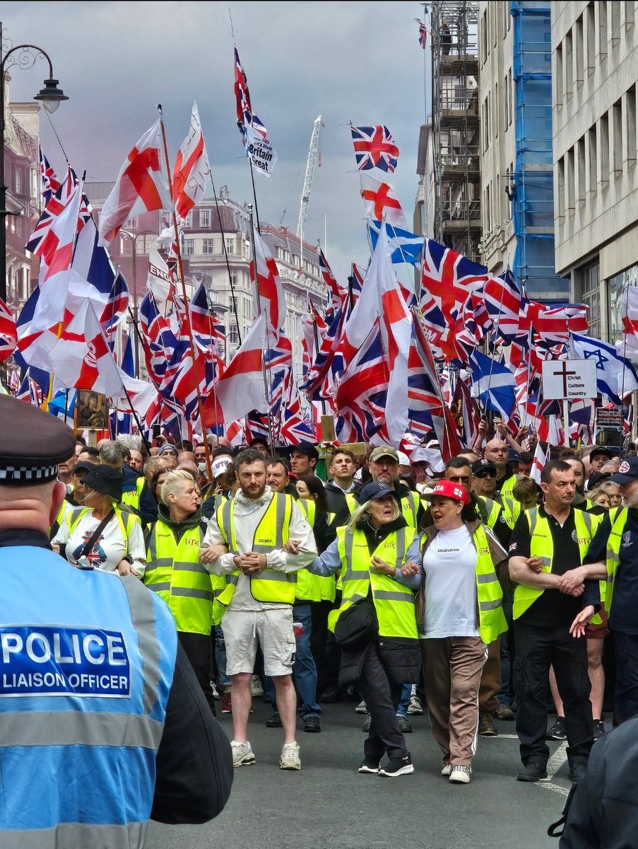 DonnaDlm71's tweet photo. Massive thanks to Tommy &amp; all of the organisers today. And to each &amp; every one of you who stood up &amp; showed up despite the bans &amp; the toxic smears &amp; insults from our own Prime Minister &amp; his goons.

Power to the People!

Magnificent solidarity. 🏴󠁧󠁢󠁥󠁮󠁧󠁿🇬🇧 https://t.co/7X6AjV3LNn