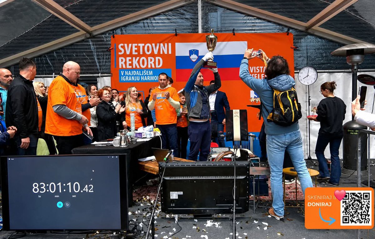 organizacijaSDM's tweet photo. 83:01:18,83 – Je nov Guinnessov Rekord Roberta Goterja🥇

16. MAJA, 2026
Robert Goter, ki je od srede naprej na Visti v Velenju postavljal nov Guinnessov rekord je uspel in
postavil nov rekord. Ura se je danes ob 20.00 ustavila pri 83:01:18,83. Tako je stari rekord izboljšal za več kot dve uri.

Seveda je postavljanje zaključil z eno in edino Golico. Sledjo bomo slišali tudi jutri in upamo, da Slovenci postavimo še en rekord.

Vsi v Slovenski demokratski mladini smo ponosni! 💪🇸🇮