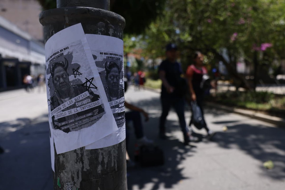 DiariodeCA's tweet photo. #EnElPaísDCA I El movimiento estudiantil de la Universidad de San Carlos de Guatemala (USAC) realiza una marcha pacífica en respaldo a la designación de Gabriel García Luna como nuevo Fiscal General y jefe del Ministerio Público (MP).

La caminata inició en la 18 calle y sexta avenida de la zona 1, y tiene como destino las instalaciones del ente investigador.

“Ya cayó, ya cayó, Consuelo ya cayó”, es una de las consignas que gritan los manifestantes.

✍️🏻 Camila Cano 
📷 @mdelcidDCA