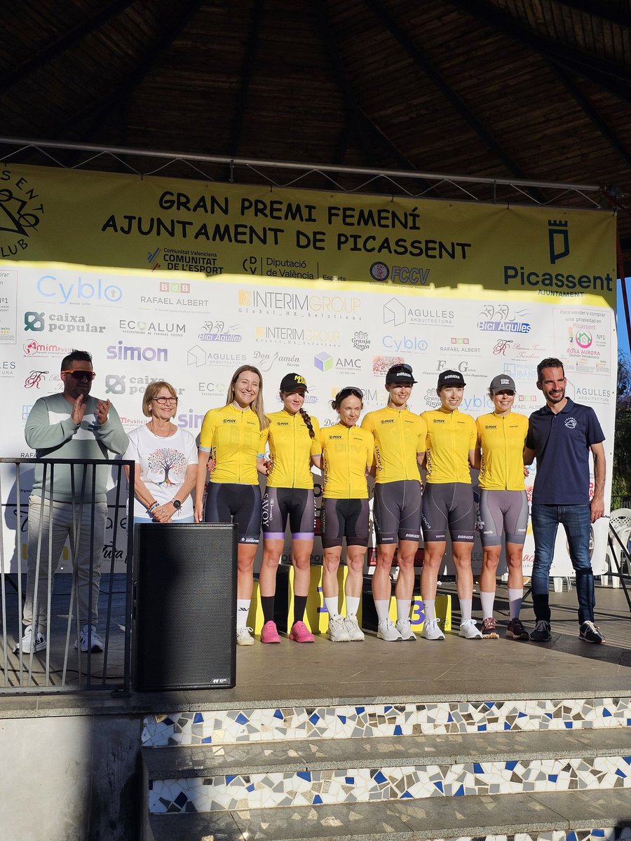 Valverde_Team's tweet photo. Un maillot amarillo celebrado en podio y posteriormente entre actuales y antiguas compañeras ☺️

🙌🏻 Además, Noa Jiménez ha concluido cuarta en esa misma categoría y Adriana Segura ha sido sexta entre las cadetes. https://t.co/T48PkNDFak