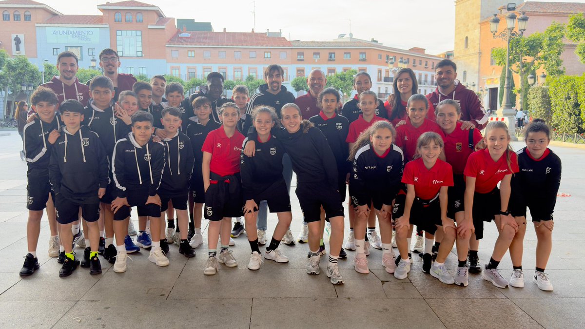 ffrm_se's tweet photo. 📸😍 ¡FOTO CON @carlicos_10!

​🙌 El jugador de @InterMovistar, que pasó por nuestra selección de fútbol sala, ha compartido un gran momento con nuestros chicos y chicas. 

#VamosFFRM 💪 https://t.co/OlsZvt3ese