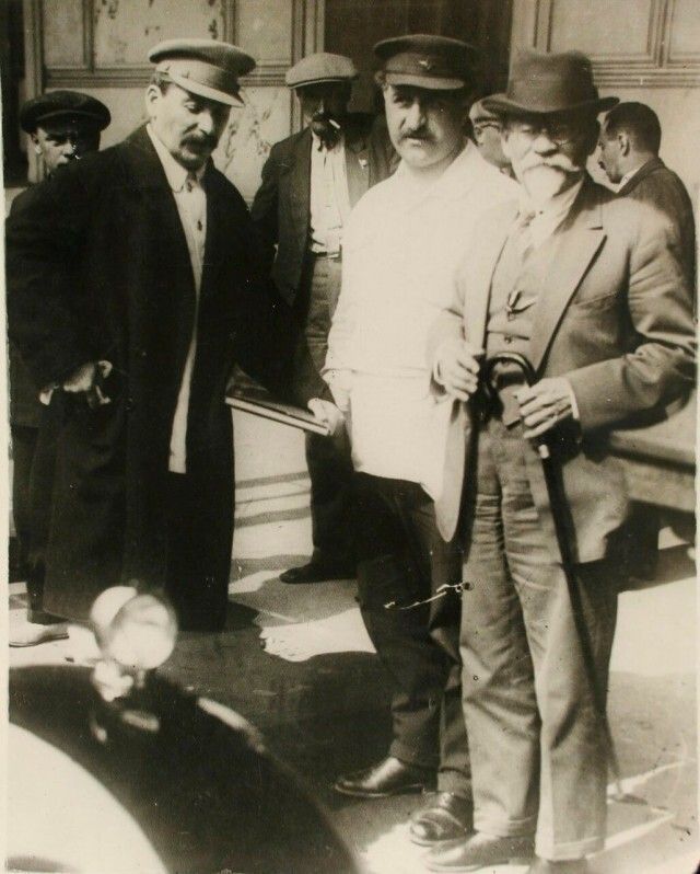 PicturesUssr's tweet photo. Stalin, Ordzhonikidze and Kalinin, 1930. https://t.co/cidcZRI8O8