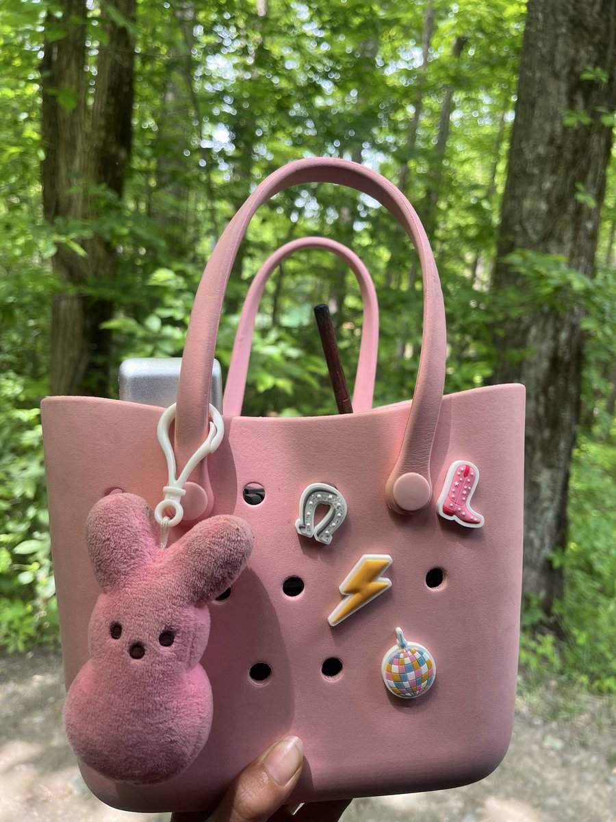 zazaprincess710's tweet photo. New addition to the medicine bag are these cute little charms my husband bought me💖🥰 Nothing like going to the lake and gardening in style😍🍃 (peek the OG platinum Puff Co. travel set hehe) #gardening  #four20 #lakeday #summer https://t.co/yBsG0d0TPu