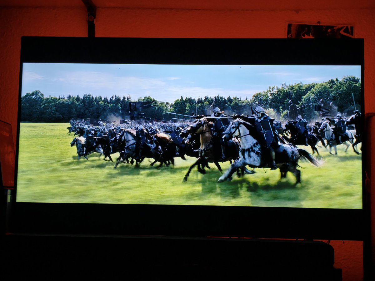 JuviCinefilo's tweet photo. Otra absoluta BARBARIDAD el acto final de "Las crónicas de Narnia: El príncipe Caspian" (2008).
Uno de los mejores revisionados que he hecho en mi vida, la banda sonora es jodidamente HISTÓRICA, no tengo palabras, es una de esas bandas sonoras irrepetibles.

La escala de las batallas, el asedio, la de cosas prácticas que tiene y lo brutalmente bien hecha que está en efectos audiovisuales, es APABULLANTE.

Vaya dos auténticas joyas irrepetibles la primera y la segunda entrega de Narnia, super fan y enamorado, infancia pura revivida y vista con otros ojos. 😍💎