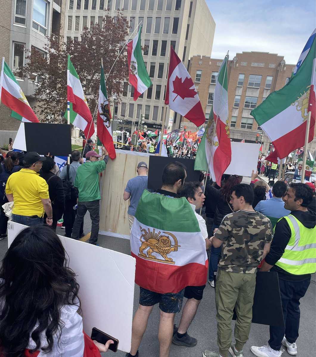 514charles's tweet photo. These protests are commonplace in this part of Montreal.
Regardless of the day, two things remain constant:
Only one side carries the Canadian flag
And only one side covers their faces. https://t.co/zJML8m81Ha