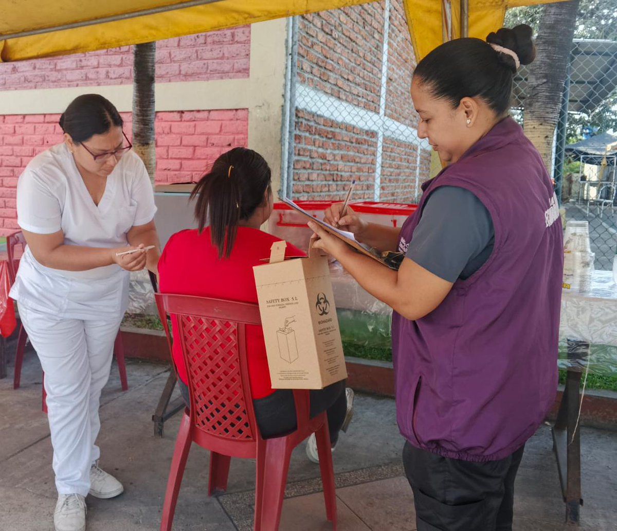Salud_Guayas's tweet photo. #Samborondón l Profesionales de @Salud_Ec #BocaDeCaña realizan jornada de vacunación casa a casa contra la influenza 💉, en el sector #LaPistaMiraflores reduciendo la circulación del virus en nuestra comunidad.
#ElNuevoEcuador https://t.co/21SzRTiu6y
