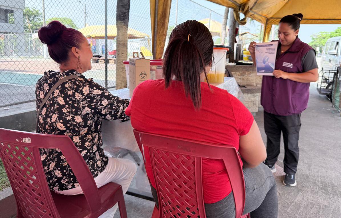 Salud_Guayas's tweet photo. #Samborondón l Profesionales de @Salud_Ec #BocaDeCaña realizan jornada de vacunación casa a casa contra la influenza 💉, en el sector #LaPistaMiraflores reduciendo la circulación del virus en nuestra comunidad.
#ElNuevoEcuador https://t.co/21SzRTiu6y