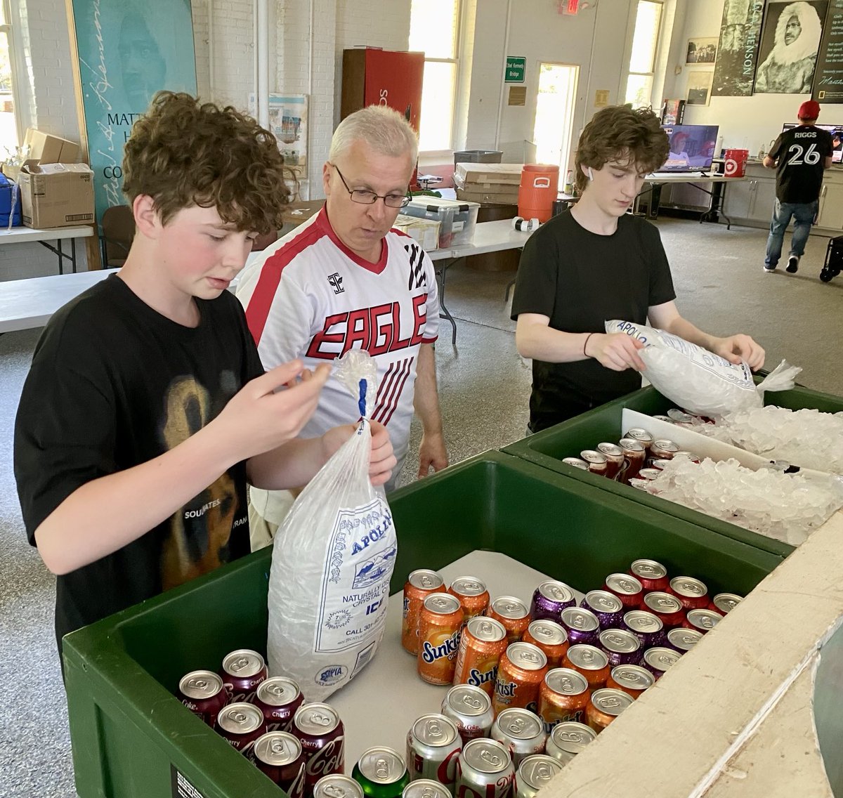 ScreamingEagles's tweet photo. Our Tailgate Crew volunteers are busy getting set up for more #Lot8Life
All are Welcome!
Festivities begin at 3:30pm at the Matthew Henson Center π¦
#VamosUnited π€β€οΈ https://t.co/h1AddFCkbD