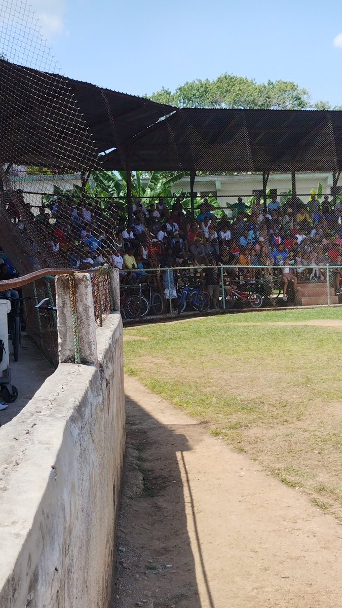 InderJigua's tweet photo. ⚾🪘 Ahora en el Ramón Gómez: Jiguaní vs Guisa, con el comisionado provincial Marcos Naranjo presente y una conga que no para. Béisbol, ritmo y pueblo unidos en #Jiguaní. ¡Grande la fiesta! 🇨🇺👏

#InderJiguaní #Béisbol #JiguaníVsGuisa #MarcosNaranjo #Conga https://t.co/tKK7lJ9usp