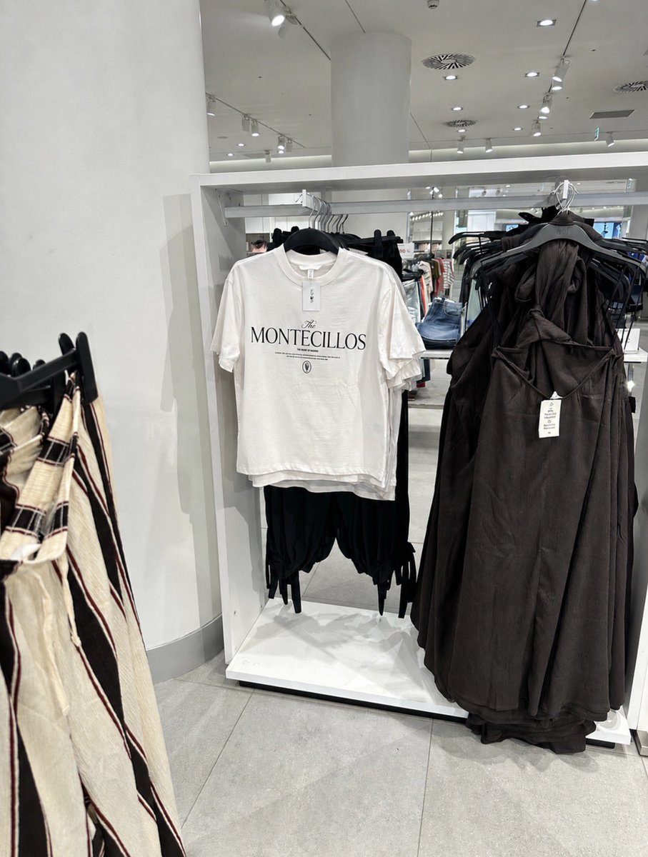 rafarolo's tweet photo. Estos de H&amp;M se han pasado el juego. Solo la gente de Dos Hermanas lo entenderá https://t.co/LUe0QnJWKx
