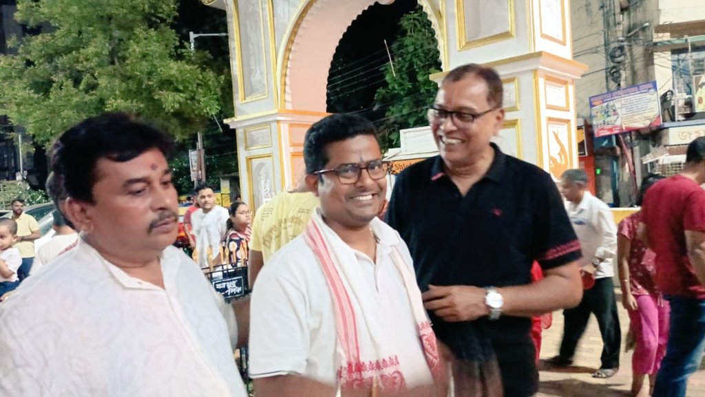 TapasDa43572060's tweet photo. সিউড়ি শহরের মৌমাছি ক্লাবের সম্মানীয় সদস্যবৃন্দের পক্ষ থেকে বীরভূম জেলার সভাপতি মাননীয় উদয় শংকর ব্যানার্জি মহাশয় কে মৌমাছি মায়ের প্রতিকৃতি দিয়ে শুভেচ্ছা ও সংবর্ধনা জানানো হলো।
@UDAYBANERJEE237 https://t.co/ijY6tijisE