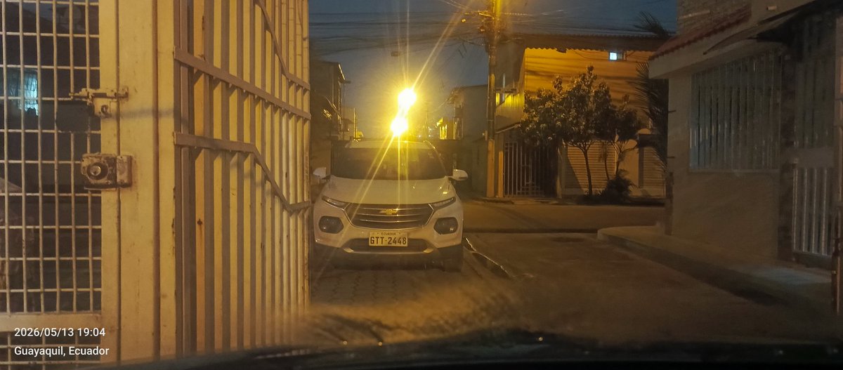 oluna91's tweet photo. @ATM_Transito @ATMGuayaquil su ayuda, este vecino siempre estaciona en la entrada haciendo q uno tenga q maniobrar para entrar o salir, aún cuando hay espacio e incluso hay estacionamiento público afuera. https://t.co/KH2fDqOh52