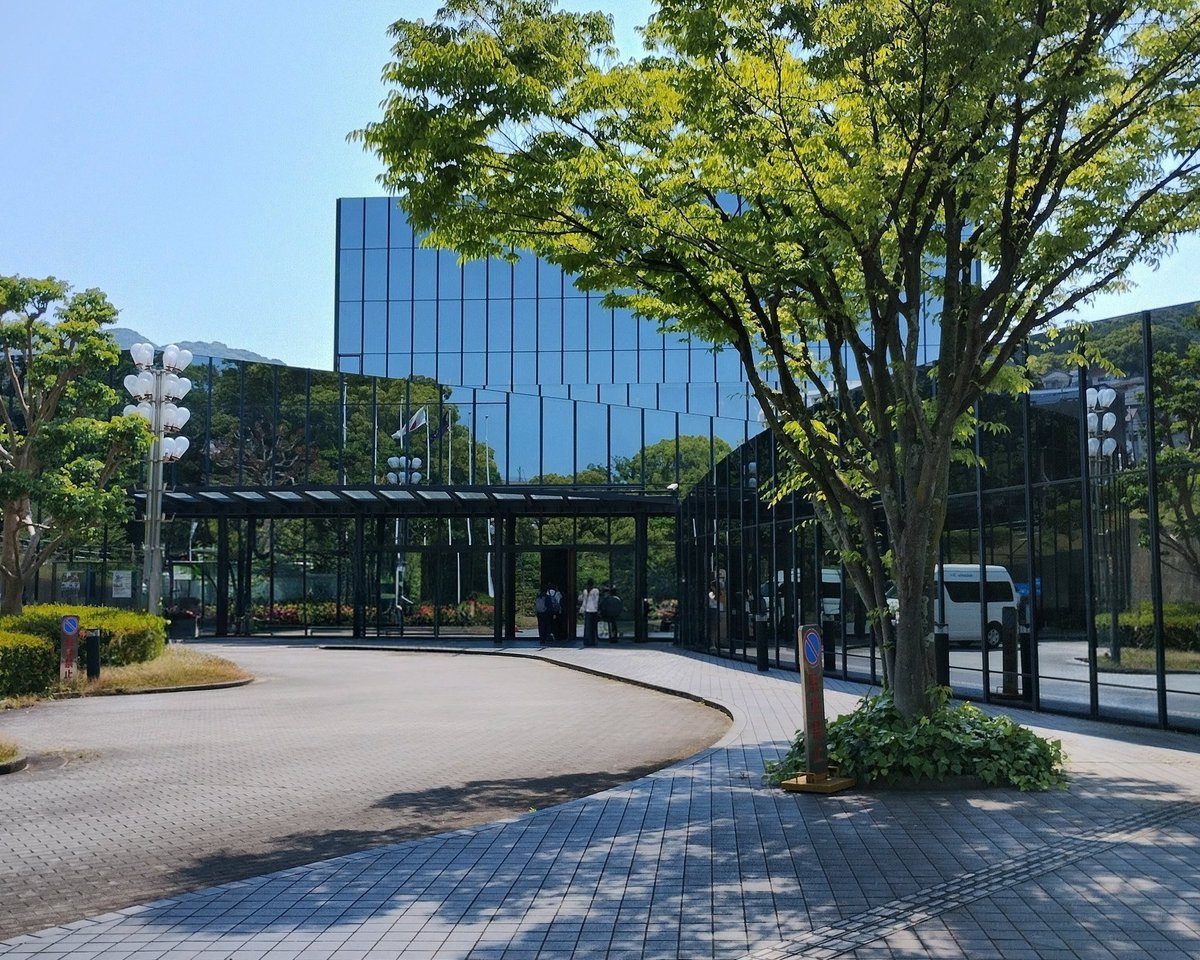 valleeviolette's tweet photo. チョ・ソンジン ピアノリサイタル@北九州市立響ホール
昨年10月の仙台以来。とても楽しみにしていたソンジンくんでした。
パルティータ1番　両足ともペダルから離して床に置き、全くのノンペダル。ペダル無しであのレガート、あの艶、あの豊かな響きが可能なんですね…　→
#チョ・ソンジン https://t.co/ghC3japzDB