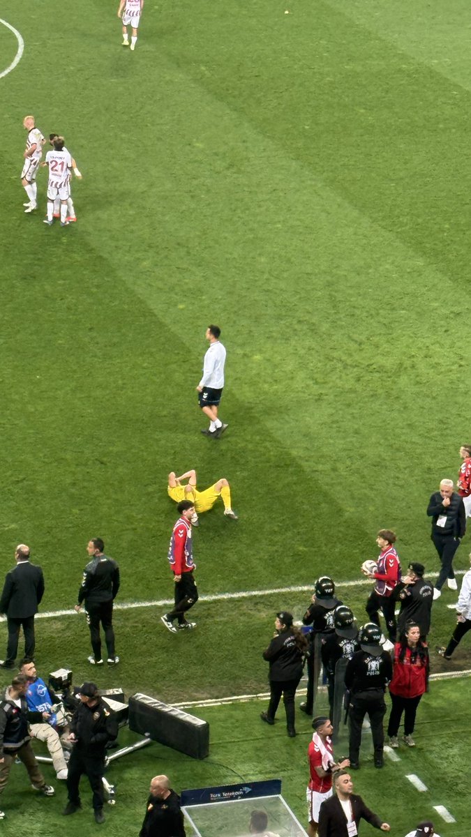 selcukkaya5555's tweet photo. Samsunspor- Göztepe: 3-0

Lig beşinciliğini Samsun’da bırakıp, Avrupa kupalarına gidemeyen Göztepe’de oyuncular, bitiş düdüğüyle birlikte yıkıldı… #TVKAYA #Samsunspor #Göztepe https://t.co/v2MUANOF0F