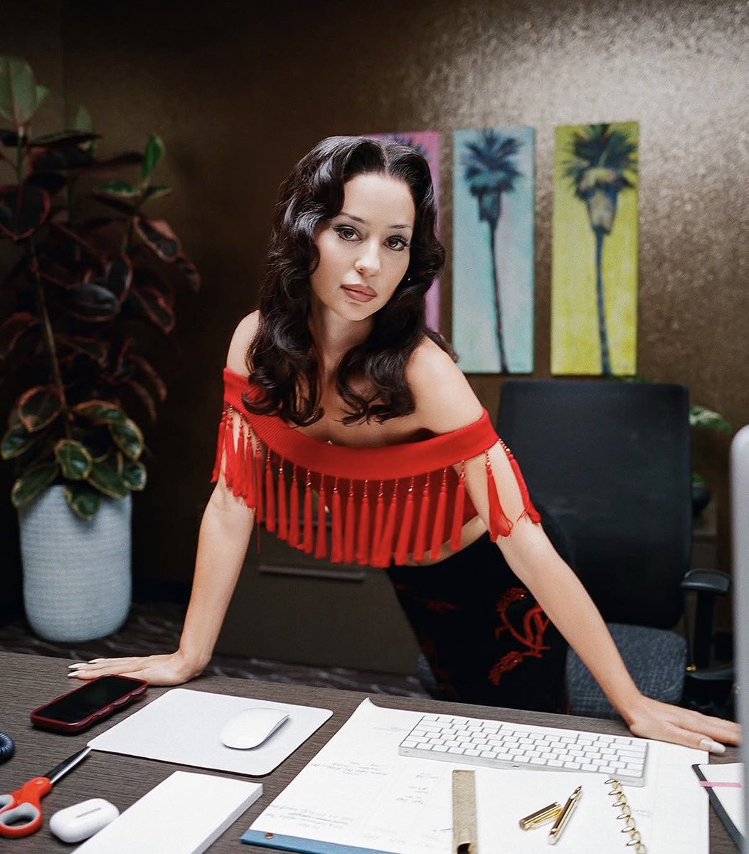 RisqueSinner's tweet photo. Step into my office. https://t.co/1iapLRKZkI