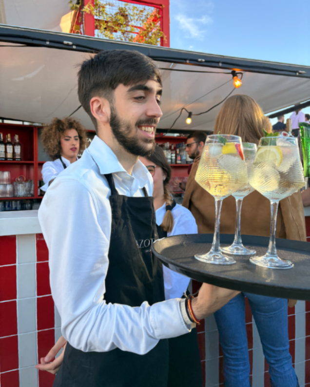 workoutevents's tweet photo. Servicio de hostelería en la azotea del Círculo de Bellas Artes con @azoteagrupo.
Canapés, bebidas y atención de principio a fin🍸🔗 https://t.co/ddlFyu2p6u

#WorkoutEvents #AzoteaGrupo #CamarerosParaEventos #EventosMadrid https://t.co/jaq5hz9Bly