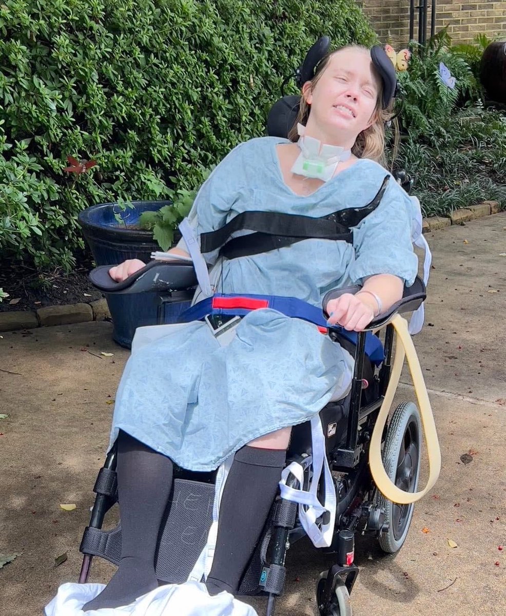 Cultination1's tweet photo. ⚠️💆‍♀️💔 Ce qui est arrivé à cette jeune femme de 28 ans devrait FAIRE RÉFLÉCHIR tout le MONDE.

En juin 2022, Caitlin Jensen se rend chez un chiropracteur en Géorgie pour un simple ajustement du cou.

Quelques instants après la manipulation, elle s’effondre. Direction l’hôpital en urgence : les médecins découvrent quatre artères disséquées dans son cou.

Cela provoque un AVC, un arrêt cardiaque et une lésion cérébrale traumatique. Son cœur s’arrête pendant près de 10 minutes. Les médecins parviennent à la réanimer… mais sa vie ne sera plus jamais la même.

Aujourd’hui, Caitlin est paralysée, avec des mouvements très limités, et elle ne peut plus parler.

Un geste de routine. Une vie brisée.💔
(People)