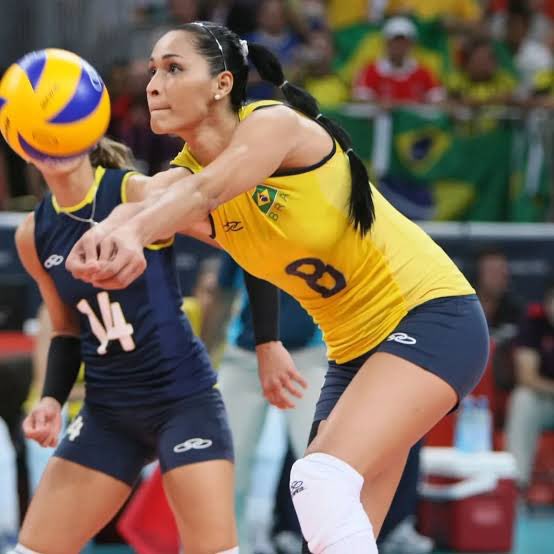 _EliteDoVolei's tweet photo. 🇺🇸 Kiraly: Hoje não tem tantas jogadoras completas como Jaqueline, Larson, Logan Tom.

🇧🇷 Bernardo: A Jaque é um ponto fora da curva, é a principal passadora do voleibol mundial.

🇧🇷 Zé: Se for preciso eu treino ela sozinho. É uma jogadora extremamente importante para o Brasil. https://t.co/DX2nSD0G5w