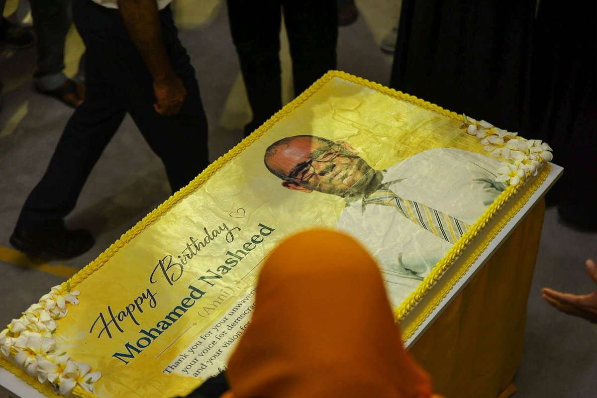charly_thuthu's tweet photo. Happy Birthday President @MohamedNasheed with Love from Fuvahmulah City ❤️ https://t.co/CcG2OmX47C