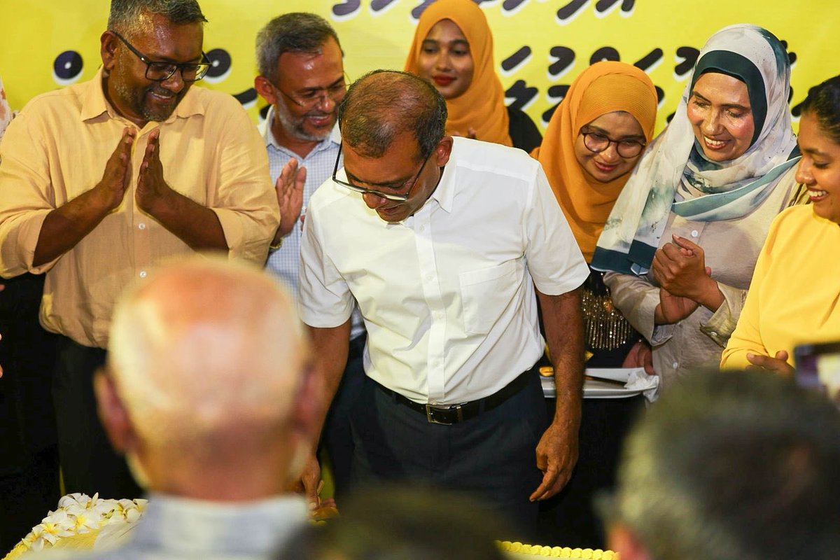 charly_thuthu's tweet photo. Happy Birthday President @MohamedNasheed with Love from Fuvahmulah City ❤️ https://t.co/CcG2OmX47C