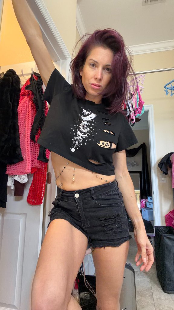 Donnarobertt's tweet photo. saturday vibes🖤✨ https://t.co/249uQJLeaQ
