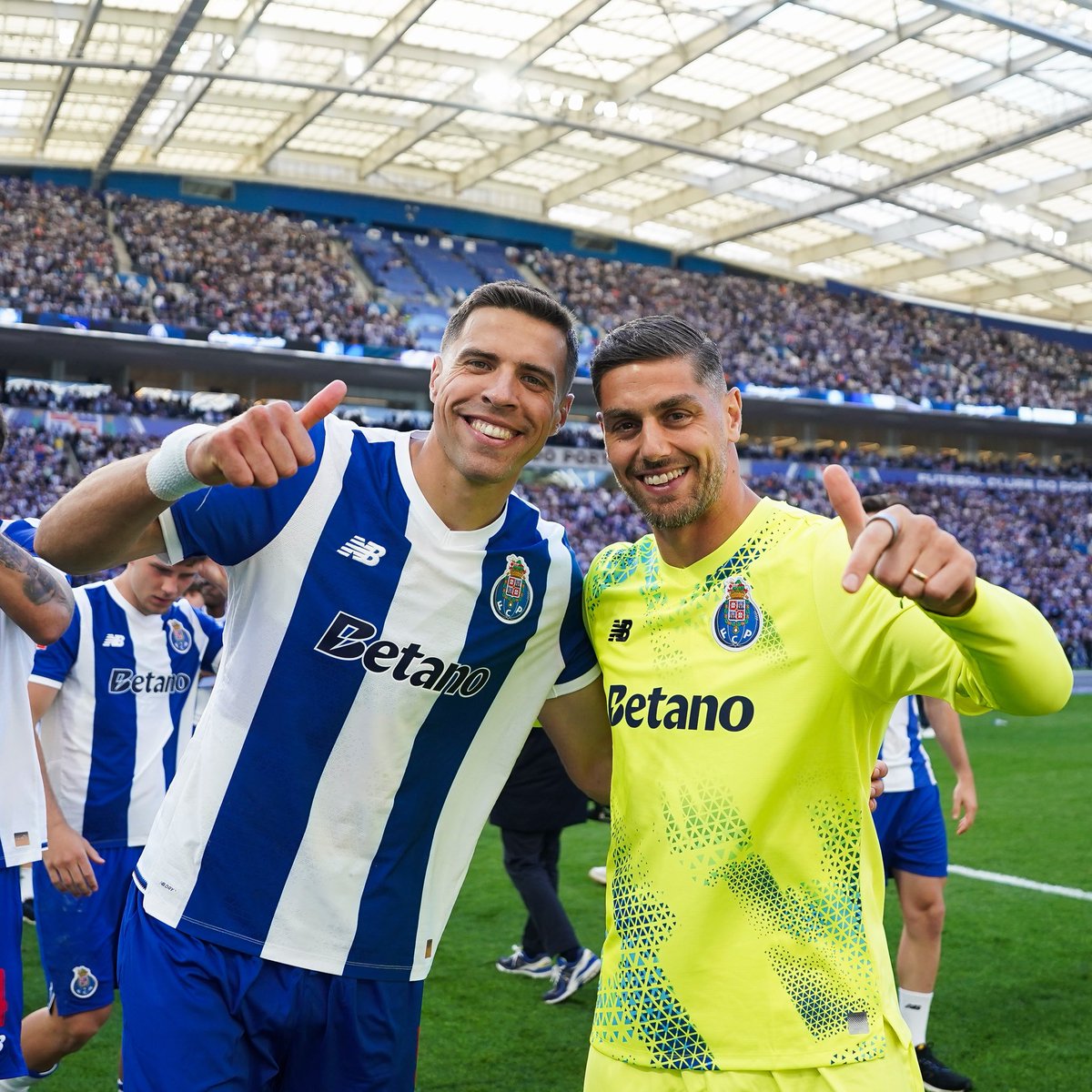 FCPorto's tweet photo. Equipamentos novos revelados ☑️
Vitória ☑️
Dragão cheio ☑️
Festa 🔛

VINDE P’RA FESTA 👍😁 https://t.co/N2nPN3Qbxo