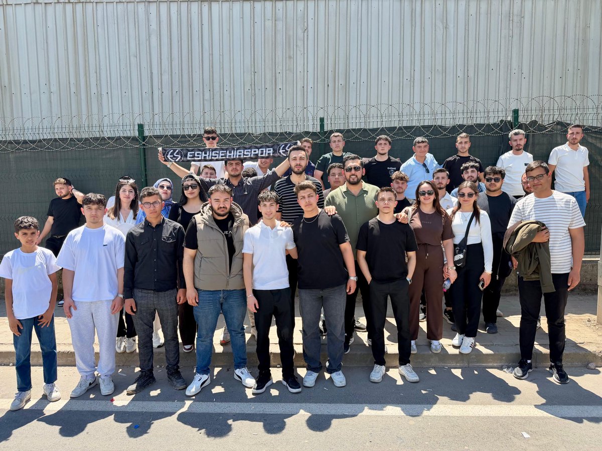 SeyitgaziAKGenc's tweet photo. Kocaeli’de düzenlenen Gençlik Şöleni’nde Seyitgazi AK Gençlik olarak coşku ve heyecan dolu anlar yaşadık. 🇹🇷

Birlikte daha güçlü, daha kararlı, daha umut doluyuz. Gençliğin enerjisiyle Türkiye Yüzyılı hedeflerine emin adımlarla ilerliyoruz. https://t.co/i9kkj1fntm