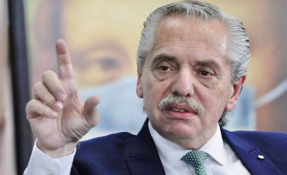 abrilcba_'s tweet photo. El expresidente Alberto Fernández criticó al gobierno y afirmó que “votaron a su verdugo”. Lo dice el peor presidente de la historia. Un verdadero verdugo siniestro que destruyó el país mientras hacía fiestas en Olivos. Un nefasto que tendría que estar preso. https://t.co/VmNkNs4cP8