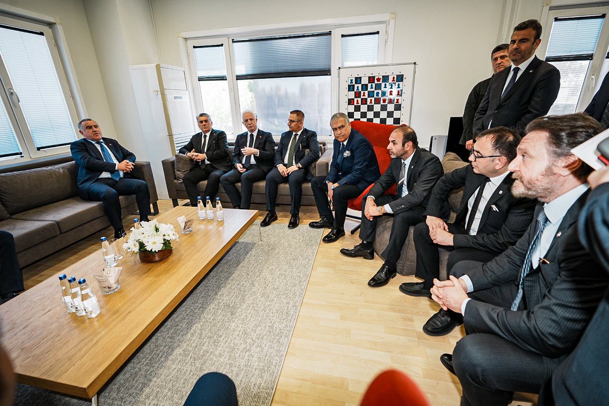 TOYGUNBATALLI's tweet photo. Türk futboluna karakter, mücadele ve aidiyet kazandıracak nice genç yeteneğimizin yetişeceği Beşiktaş Futbol Akademisi 15 Temmuz Tesislerimizin camiamıza hayırlı olmasını diliyorum.

Bugün yalnızca bir tesisin kapılarını açmadık; Beşiktaşımızın yarınlarına uzanan büyük bir vizyonu hayata geçirdik.

Öz kaynağından güç alarak Beşiktaş kültürünü geleceğe taşıyacak bu büyük yatırımın parçası olmaktan gurur duyuyorum. Herzaman dile getirdiğim gibi biz ‘Geleceğin Beşiktaş’ını bugün inşa ediyoruz’.

Ayrıca bu anlamlı günde yanımızda olan Türkiye şampiyonu U-16 takımımızı da yeniden yürekten kutluyorum. Gösterdikleri mücadele ve taşıdıkları Beşiktaş ruhuyla bizlere büyük gurur yaşattılar. Dileğim; bu tesislerde büyüyerek, gelişerek başarı hikâyelerini daha da ileri taşımaları ve isimlerini tarihimize unutulmaz şekilde yazdırmalarıdır.⬛️⬜️🦅

#Beşiktaş #Özkaynak