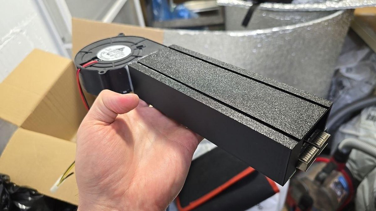 zanoga's tweet photo. 200 Gb InfiniBand NIC with custom cooling for my GPU cluster https://t.co/Yzz8hwp6qN