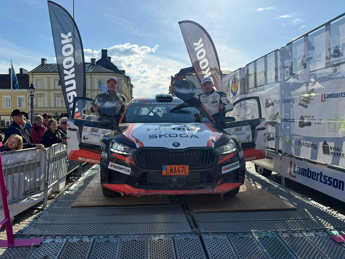 RALLYSM's tweet photo. Den tredje deltävlingen i årets SEKURAB Rally-SM avgjordes i helgen i Nyköping. I såväl regn som sol bjöd de Sörmländska vägarna på två dramatiska dagar.

Läs mer på 👉🏻 https://t.co/cUEQVAyBsb https://t.co/HMTwnxonJ6