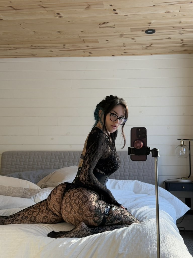 Effy tweet media