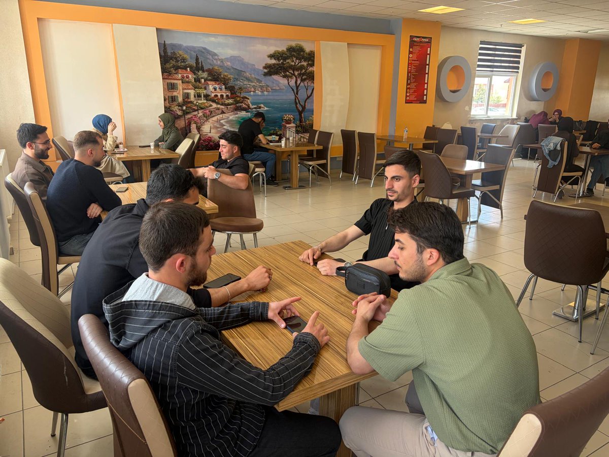 BitlisGencihh's tweet photo. "Bitlis Genç İHH Üniversite Birimi olarak İlahiyat Fakültesi kantininde "Şeyh İzzettin el Kassam'ın mücadelesi" konusunu işledik.
@gencihhuni https://t.co/xFX5cvbRVb