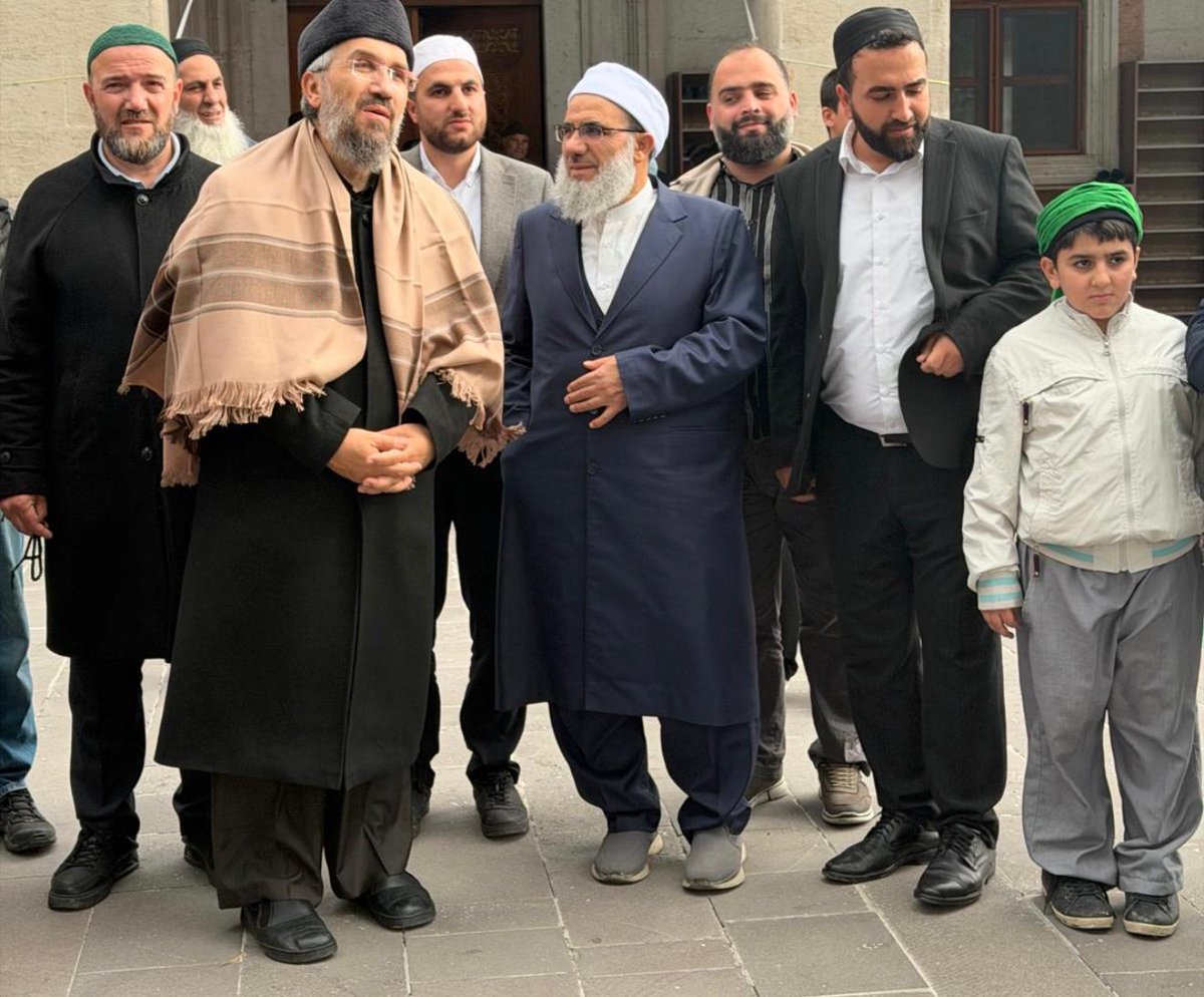 ihsanhocaresmi's tweet photo. Kars'ta; Seyda Molla Burhaneddin Üstadımızın mücazı,Türkiyenin Sibeveyh'i Seyda Molla Muhammed Emin Bulut(Seyda Şeyho) ve Seyda Molla İsmail Şan hocalarımın medreselerinde seydalar ve talebe-i ulum ile hasbihal ettik.Rabbim hocalarımın ömürlerine ve hizmetlerine bereket versin. https://t.co/E1sURj4bQU