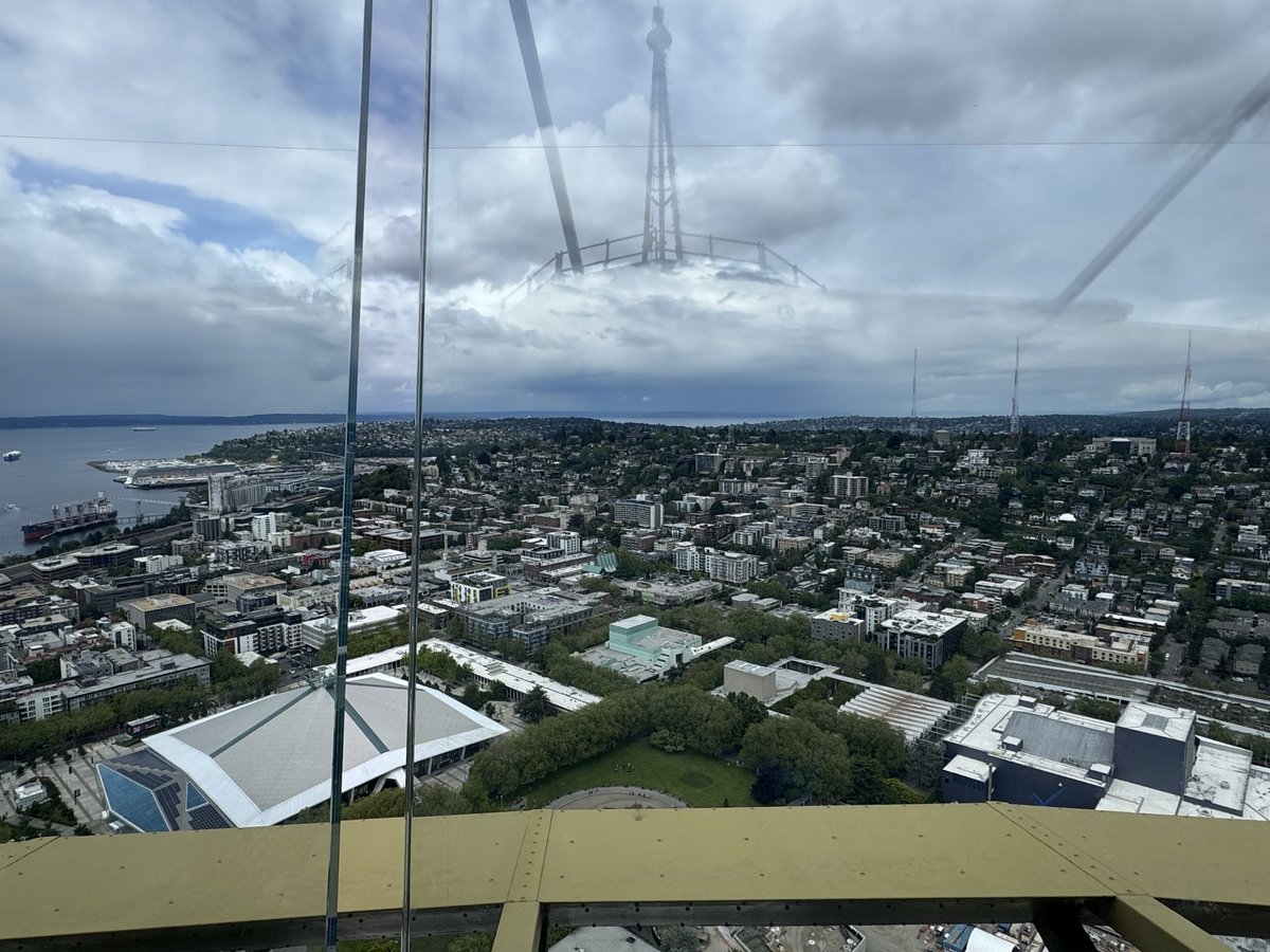 TheKaplanMethod's tweet photo. Helium coverage at the top of The Space Needle?!?! Helium coverage at the top of The Space Needle. #HeliumInTheWild https://t.co/rNJWuzktJQ