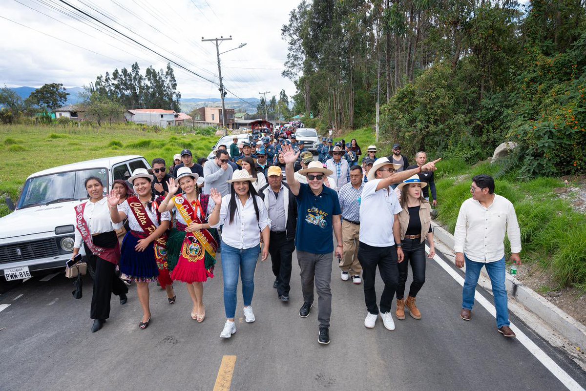 czamoramatute's tweet photo. 🥺 ¡En la vía La Dolorosa, sector #Guagualzhumi en Paccha, antes se convivía con el polvo todos los días! hoy ya son 2.3 km de vía #asfaltada 🤩✅
Esto lo hacemos juntos, @AlcaldiaCuenca1, @AzuayPrefectura, GAD Parroquial de #Paccha y comunidad, beneficiando a más de 8.497 personas, porque las obras se logran trabajando en equipo. 🤝
✍️ Además, firmamos un #convenio de #PresupuestoParticipativo 2026 por cerca de USD 297 mil para obras sociales, sanitarias y viales. Igual dignidad en cada rincón con #AmorPorCuenca ♥️💛