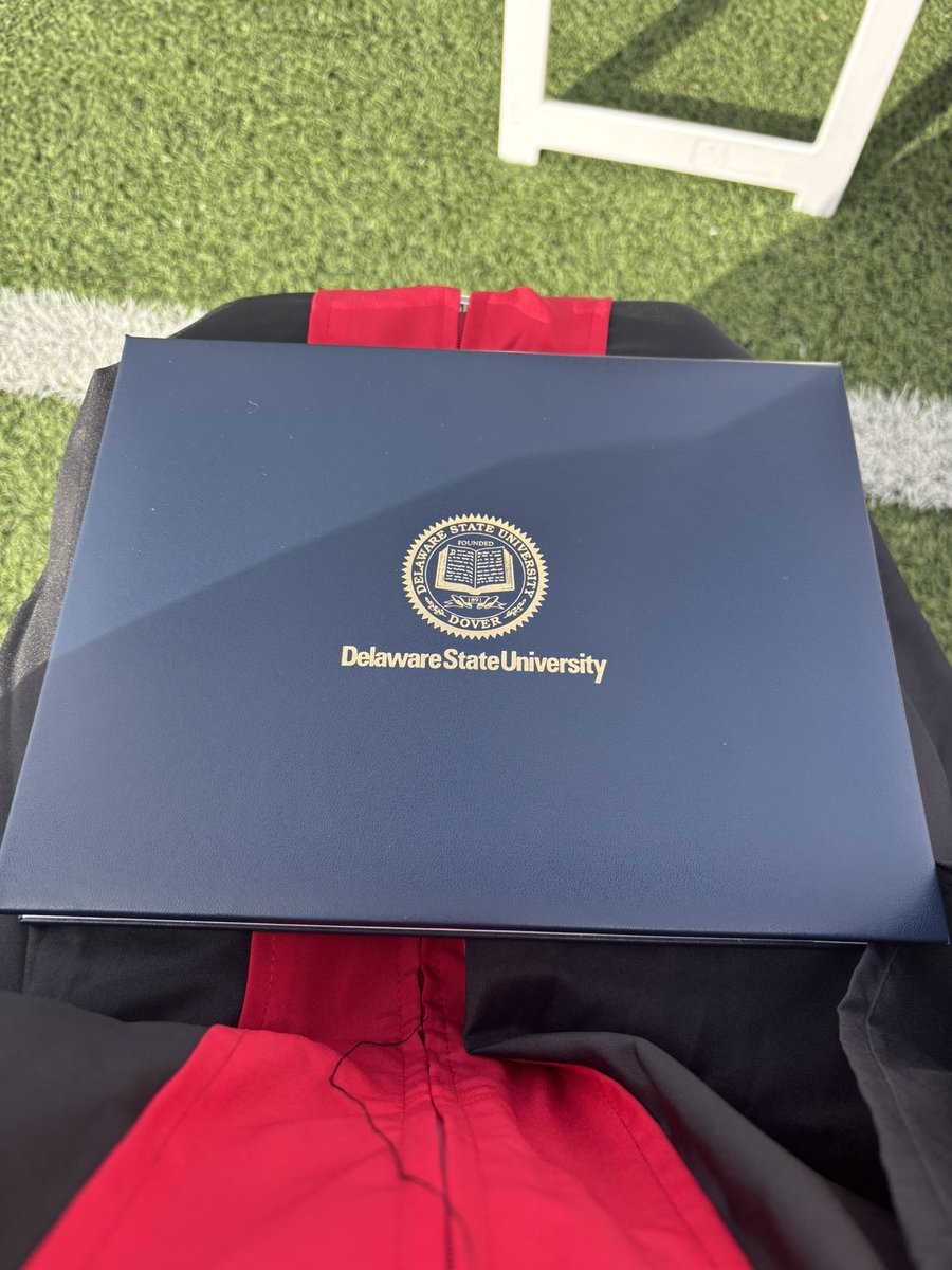 _caramelbrat's tweet photo. Decided to up the score 🥳👩🏽‍🎓 https://t.co/Z6IZalv7Ry