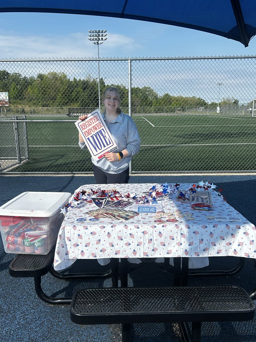 tpusawvutech's tweet photo. Sunshine, soccer, and standing for what you believe in 💯☀️⚽️! Yesterday went great, glad to see so many smiling faces! @tpusa_bluegrass @tpusastudents https://t.co/Vkn3SNak3s