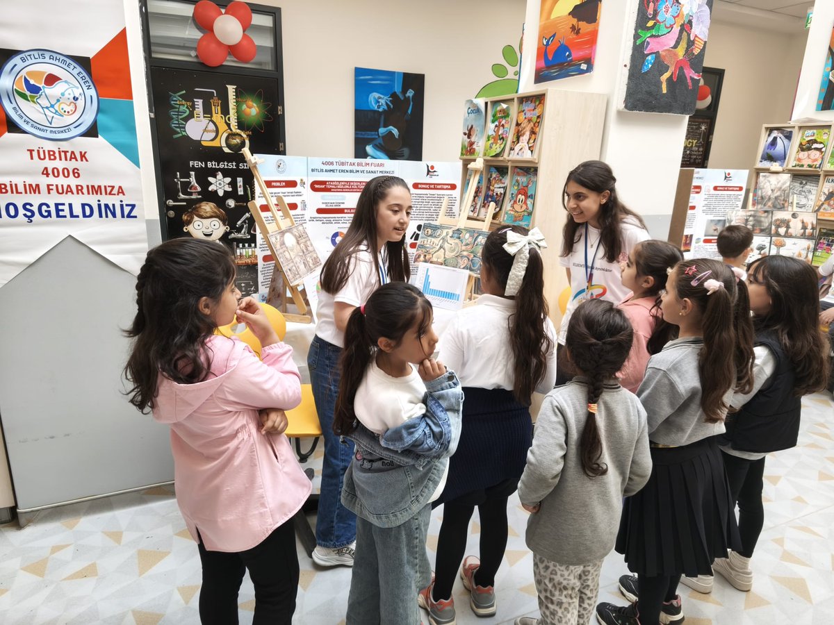 BilsemBitlis's tweet photo. 👥 Festivalimizin ilk gününde salonlarımız doldu taştı! Ziyaretçilerimizin yoğun ilgisi bizleri hem çok mutlu etti hem de gururlandırdı.
​Standlarımızı gezen, projelerimizi merakla inceleyen ve bu güzel heyecana ortak olan tüm misafirlerimize çok teşekkür ederiz.🚀✨
@Bitlis_Mem https://t.co/225f3rL4Ej