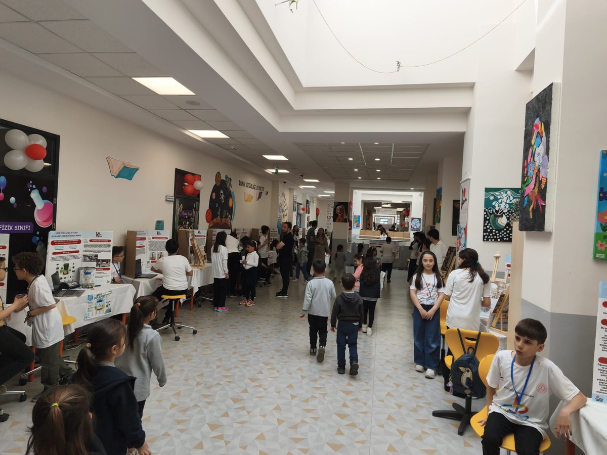 BilsemBitlis's tweet photo. 👥 Festivalimizin ilk gününde salonlarımız doldu taştı! Ziyaretçilerimizin yoğun ilgisi bizleri hem çok mutlu etti hem de gururlandırdı.
​Standlarımızı gezen, projelerimizi merakla inceleyen ve bu güzel heyecana ortak olan tüm misafirlerimize çok teşekkür ederiz.🚀✨
@Bitlis_Mem https://t.co/225f3rL4Ej