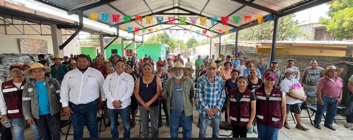 SEFADER_GobOax's tweet photo. 🌽 ENTREGAMOS APOYOS PARA FORTALECER LA PRODUCCIÓN AGRÍCOLA EN VALLES CENTRALES  🤝🚜

Como parte del programa Abasto Seguro de Maíz, coordinado por la #Sefader, se realizó la entrega de paquetes de fertilizantes e insumos en el municipio de Santa Gertrudis, beneficiando a 150 productores mediante 267 acciones 🌱

En esta actividad participaron autoridades municipales, productoras, productores y personal técnico, quienes refrendaron el compromiso de trabajar de manera cercana con el campo y las familias productoras. 👨‍🌾👩‍🌾.

La actividad estuvo  a cargo del coordinador Erick Zafra y el técnico Biól. Jorge López Álvarez.

Con estas acciones se contribuye a mejorar las unidades de producción, fortalecer la siembra de maíz y brindar mejores condiciones para el desarrollo rural de las comunidades. 🌾✅

#FloreceElCampoOaxaqueño