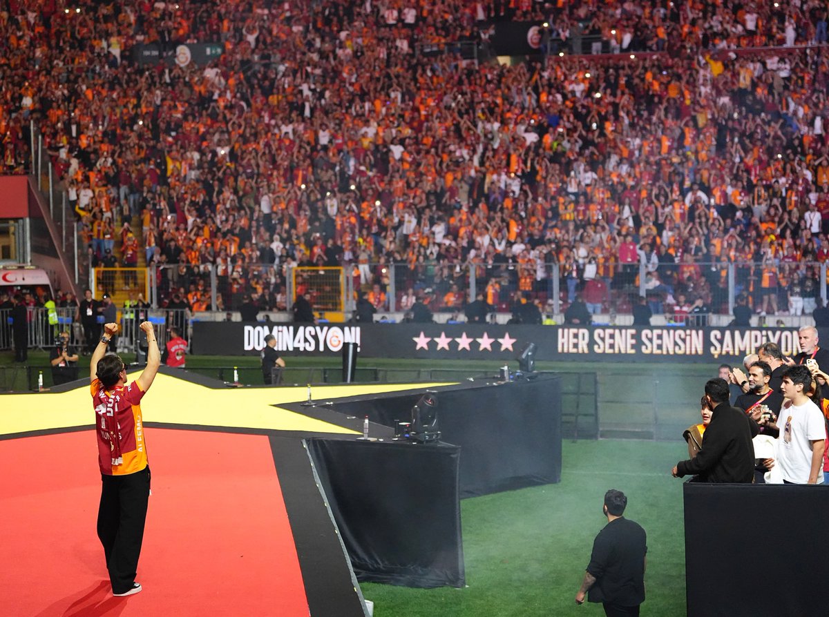 GalatasaraySK's tweet photo. 📸 #DörtDörtlükGece 🏆 https://t.co/16WKO6f4w7