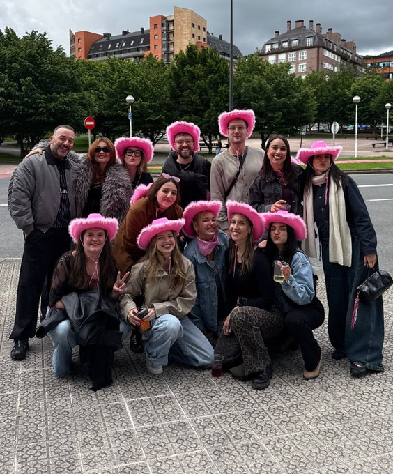 fairyaiti's tweet photo. si ellas nos vieran sé que nos odiarían
por no intentar frenarnos la caída https://t.co/e7ZrKtsv6n