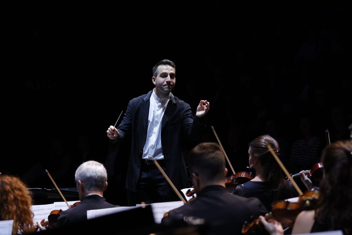 Eresbil's tweet photo. 🎶✨ Itxiera ikusgarria.

@euskadiorkestra eta Andra Mari Abesbatzak, Ana Otxoa Pando sopranoarekin batera, kontzertu ikusgarria aurkeztu ziguten gaur Lekuona Fabrikan. 🎻

 Arriagatik Ravelera... 🎼 Sabadie, Gerenabarrena eta Aragüesetik pasatuz programa anitzaz gozatu genuen. https://t.co/Antcnq73mU