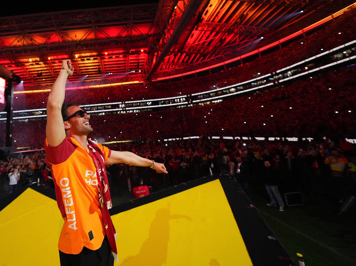 GalatasaraySK's tweet photo. 📸 #DörtDörtlükGece 🏆 https://t.co/v2MUDEDt66