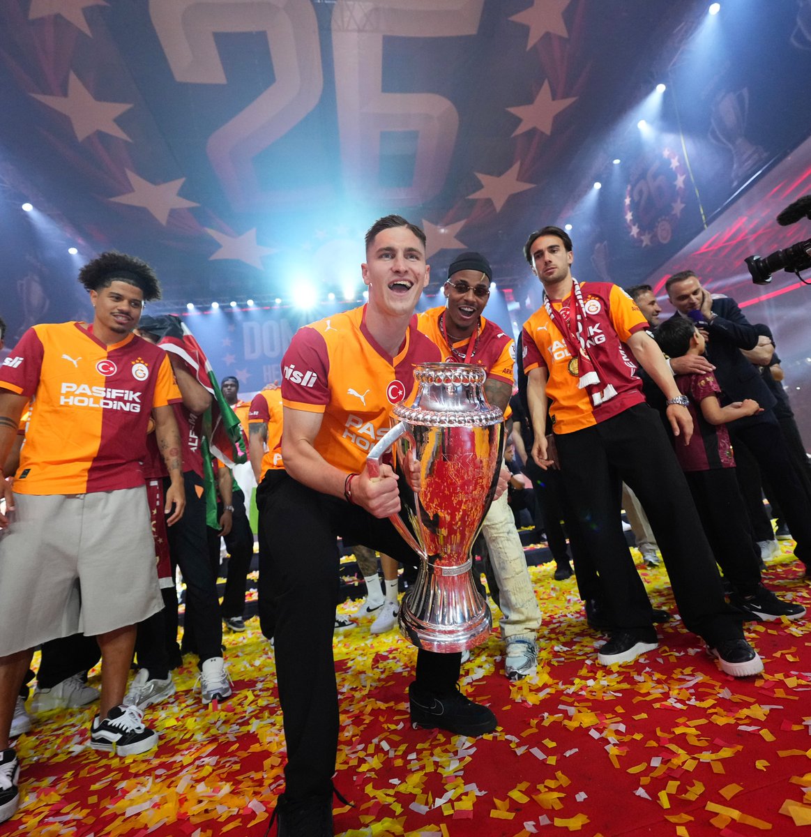 GalatasaraySK's tweet photo. 📸 #DörtDörtlükGece 🏆 https://t.co/v2MUDEDt66
