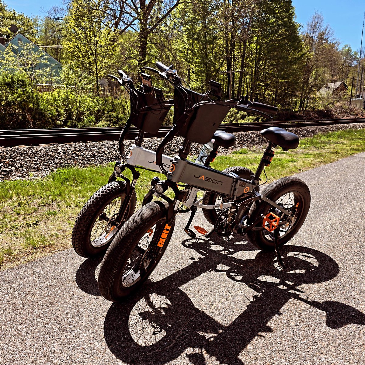 ebikingvik9876's tweet photo. Went to sleep with a plan. Woke up with a different plan😄 #ebike #foldingbike #fattirebike #80s #bmxstyle https://t.co/C6K4oURiYL