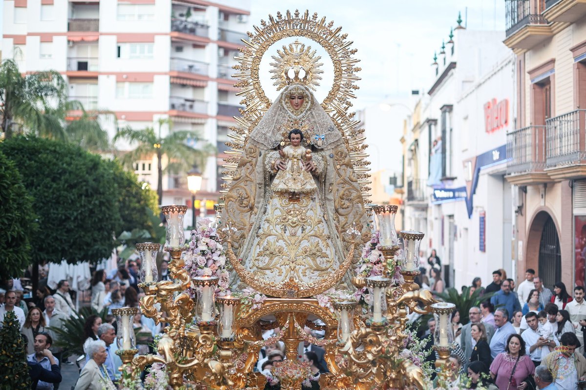 DNombreAlcala's tweet photo. [21:40] Suena “La Asunción de Cantillana” y “Encarnación de la Calzada” en la calle Mairena.
 #DulceNombre #Charitas https://t.co/cf3pYSCkwC