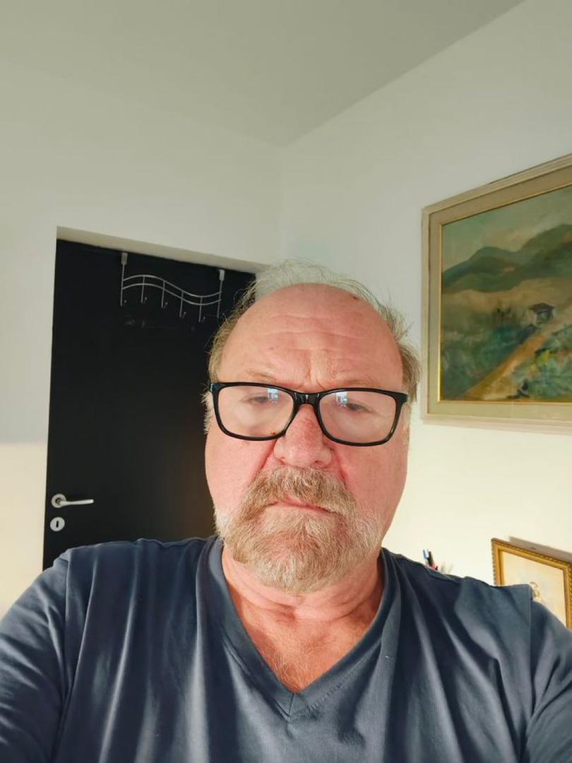 julesW1r tweet media