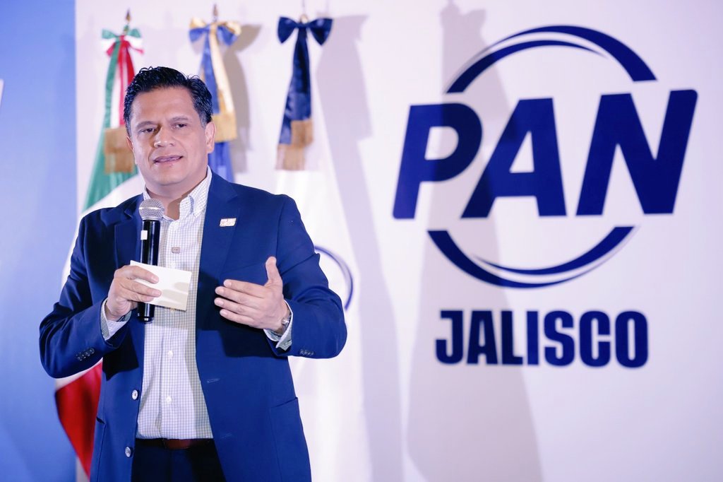 PAN_Jalisco's tweet photo. Nuestro presidente estatal Juan Pablo Colín, inauguró los trabajos del foro 'Primero la Familia'.

Espacio de diálogo sobre temas que fortalecen el tejido social en nuestras comunidades, como el respeto a la vida y la niñez; políticas públicas con perspectiva de familia; gobiernos humanistas útiles y eficientes.

Escuchamos las ponencias de Maviela De León Morales y de Paulina Mendieta, orientadas al respeto de la familia y el bien común. 

Agradecemos la participación de Alberto Cárdenas y Emilio González en el panel de exgobernadores panistas; así como de nuestros diputados locales y presidentes municipales que compartieron sus proyectos en pro de la familia. 

#PatriaFamiliaYLibertad